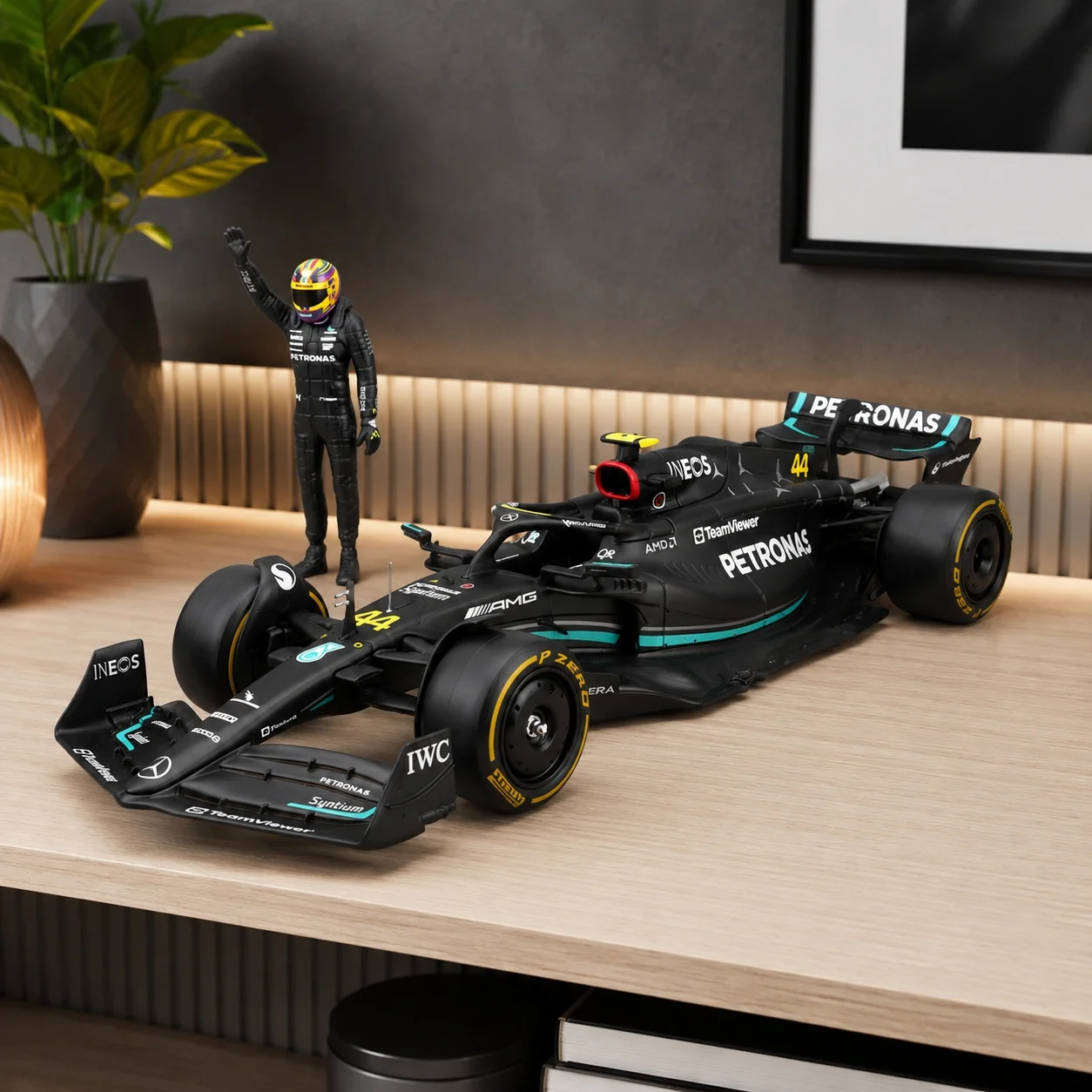 1:24 Mercedes-AMG F1 W14 George Russell 63 Figürlü Model