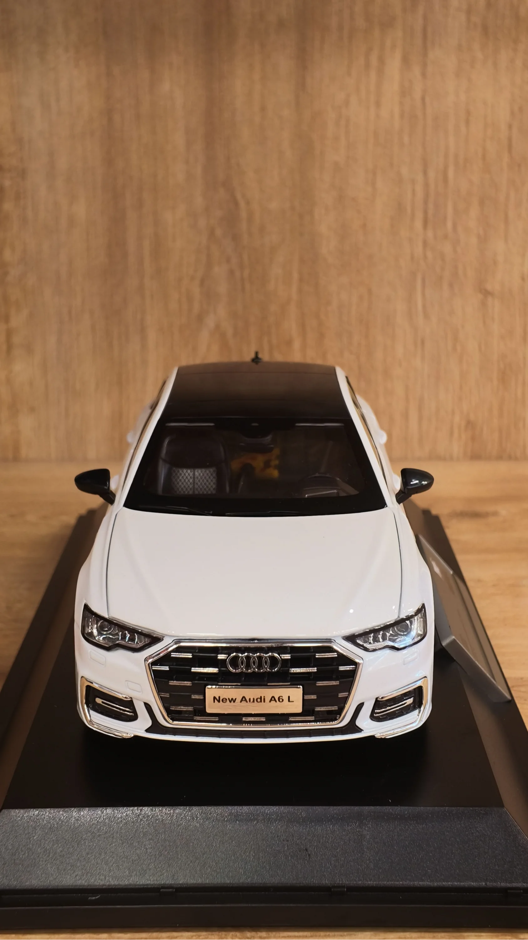 Lisanslı Audi A6 Long 1:18 Metal Model Araba