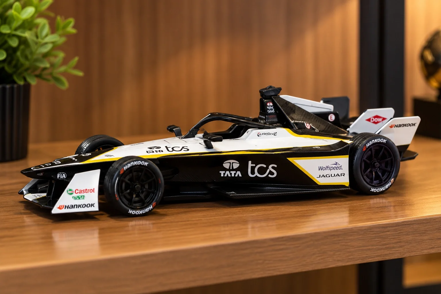 Jaguar TCS Racing Formula E 1:18 Metal Model Araba