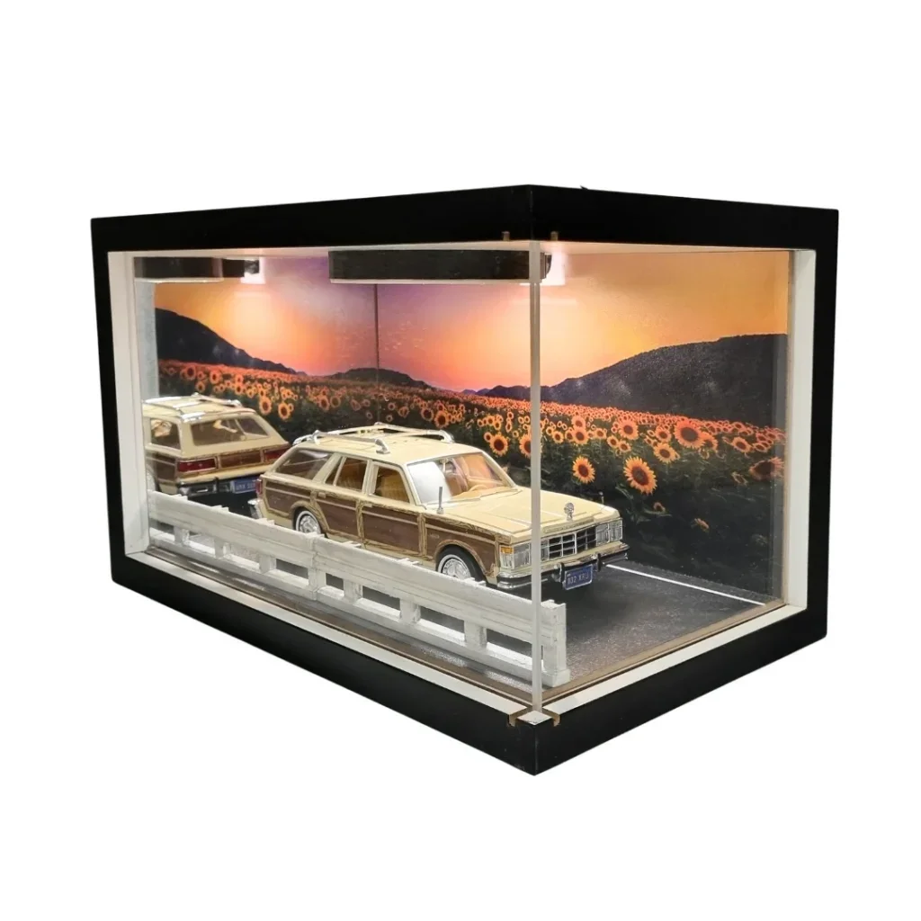 Amerikan Rüyası: 1979 Chrysler Lebaron Ahşap Işıklı Mobilya Diorama Vitrin