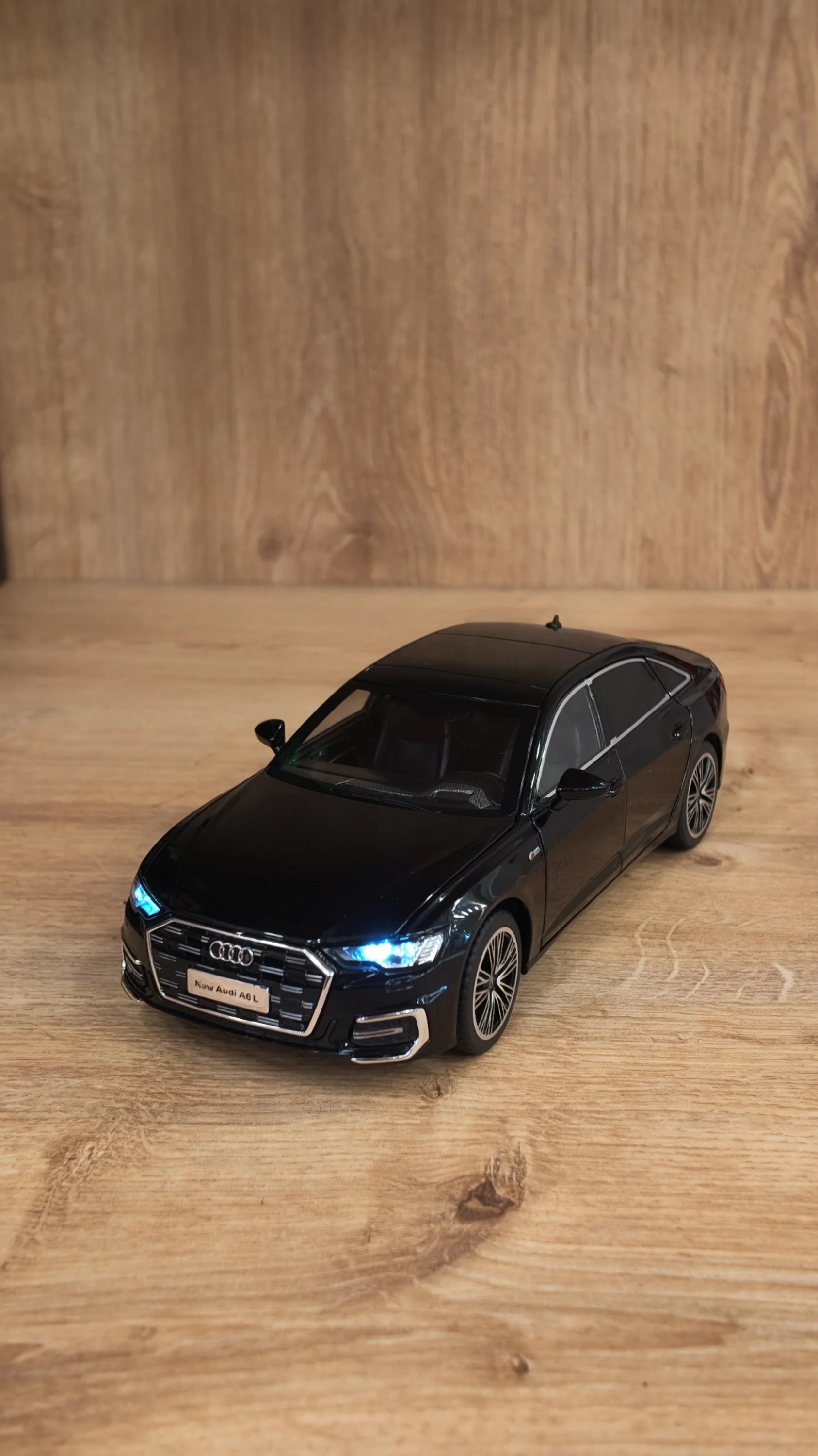 Lisanslı 1:24 Audi A6 Long 2023 Metal Model Araba