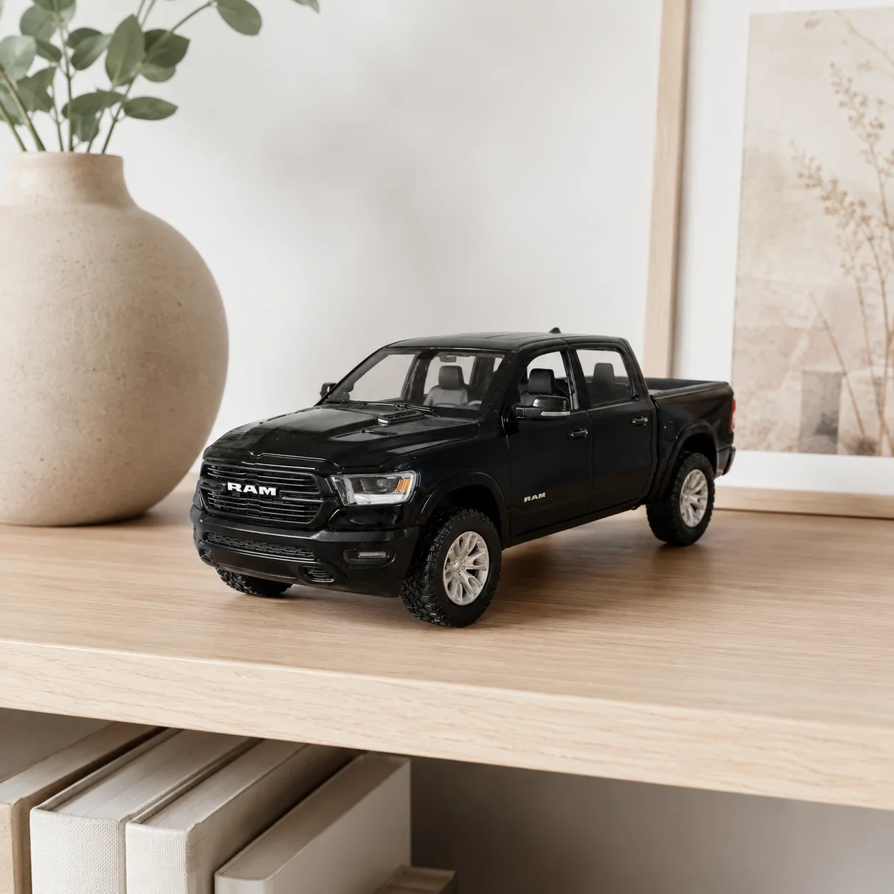 Lisanslı 1:27 2019 Dodge Ram 1500 Crew Cab Laramie Metal Model