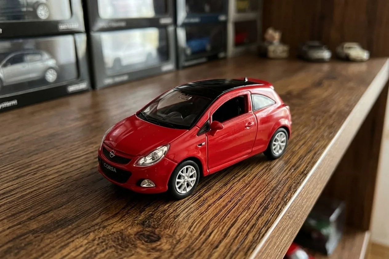 Lisanslı Opel Corsa Metal Çek Bırak 1:34 Model Araba
