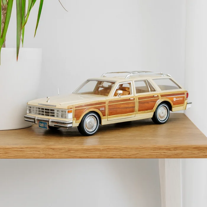 Lisanslı 1:24 1979 Chrysler Lebaron Town & Country