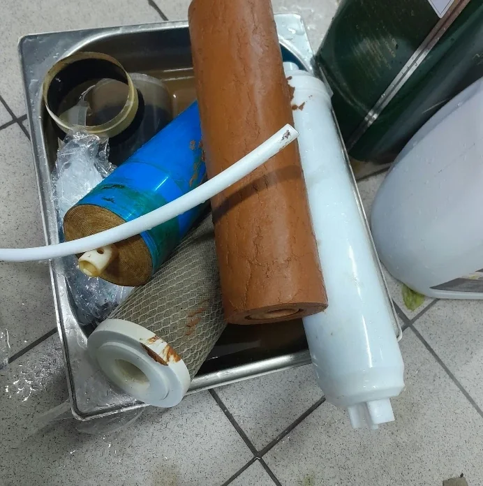 Bakım sırasında çıkarılan filtreler; büyük sediment filtre yüzeyinde yoğun kahverengi tortu birikimi