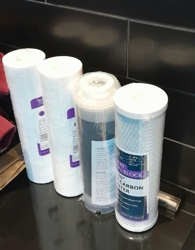 Beyaz sediment ve karbon kartuşları dahil, ambalajlı yeni filtreler