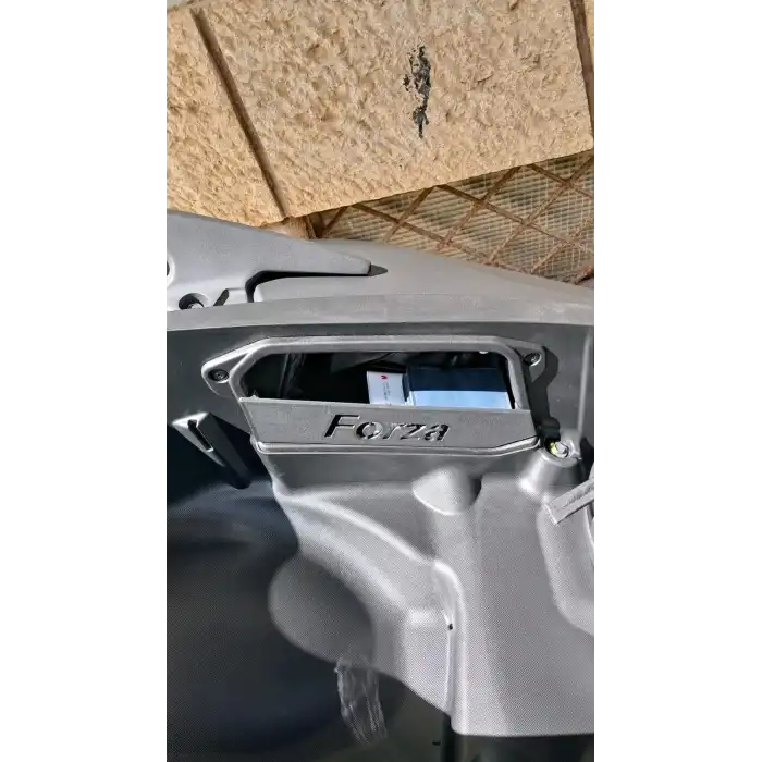 Honda Forza 250 Koltuk Altı Bagaj Yan Kapak (Avadanlık Kapağı) – Sıfır, Yapıştırmalı, Uyumlu ve Dayanıklı