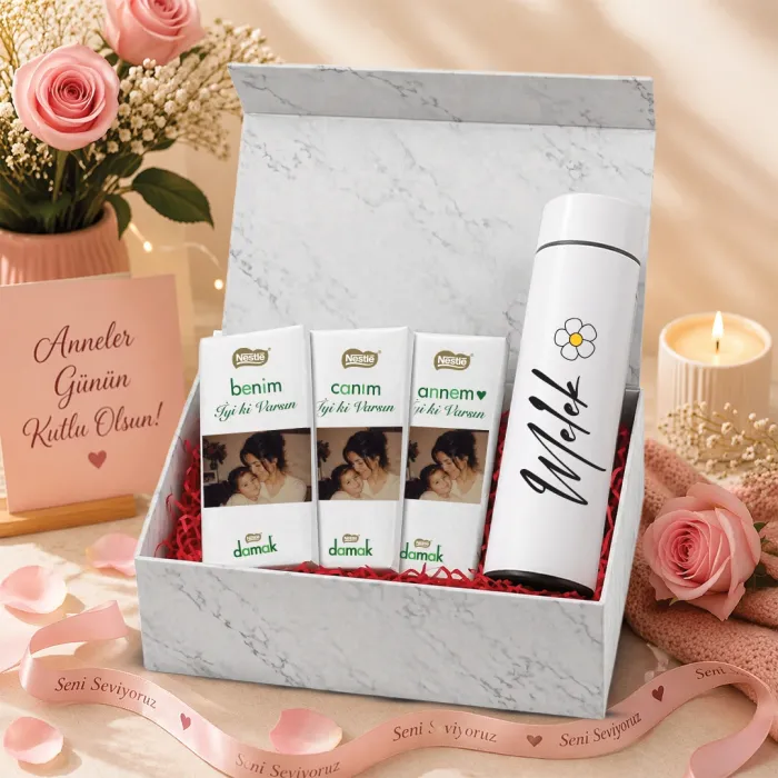 Kişiye Özel Anneler Günü Fotoğraflı Çikolata & İsimli Çiçek Tasarımlı Beyaz Termos Hediye Kutusu