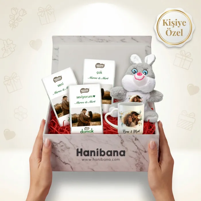 Kişiye Özel Romantik Aşk Kutusu – İsimli Kupa, Tavşancık ve Fotoğraflı Çikolata Hediye Seti
