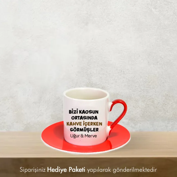 Kahve İçerken Görmüşler Temalı Kişiye Özel İsimli Hediye Kırmızı Fincan