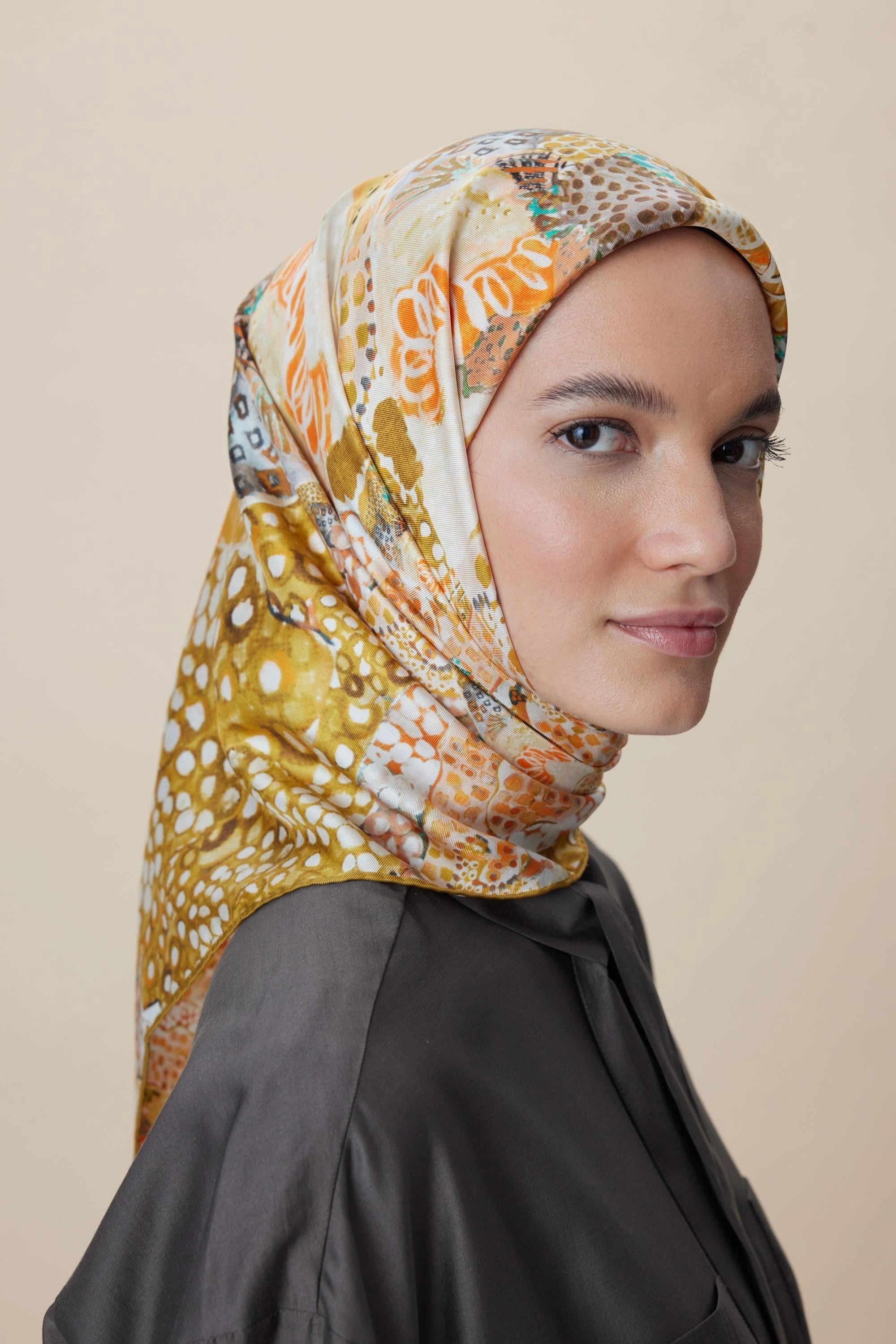 Maisa RENGİN TİVİL İPEK EŞARP 90*90 CM - YAĞ YEŞİLİ