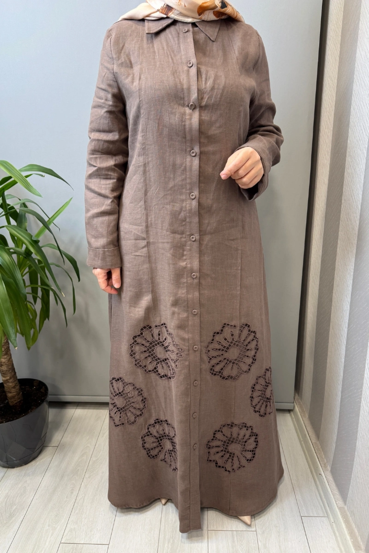 Clande Delik İşi Detaylı Keten Elbise Kahve 2601-5056