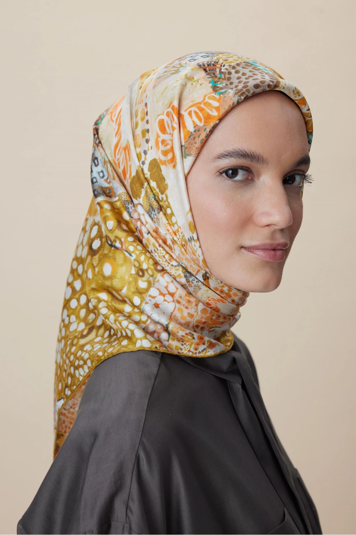 Maisa RENGİN TİVİL İPEK EŞARP 90*90 CM - YAĞ YEŞİLİ