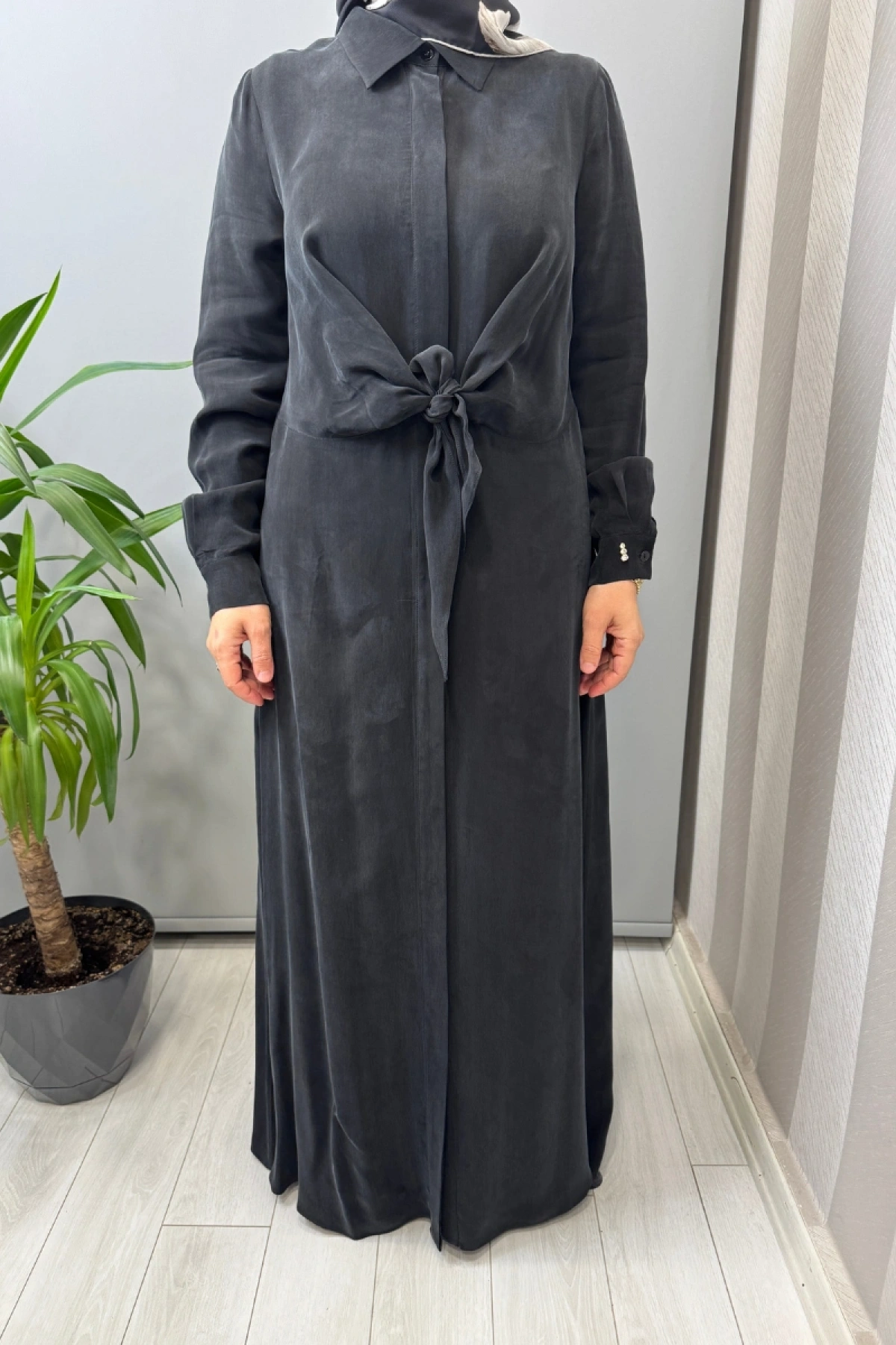 Miss Dalida Ön Kısmı Bağlama Detaylı Cupro İpek Elbise Siyah T26Y-4026