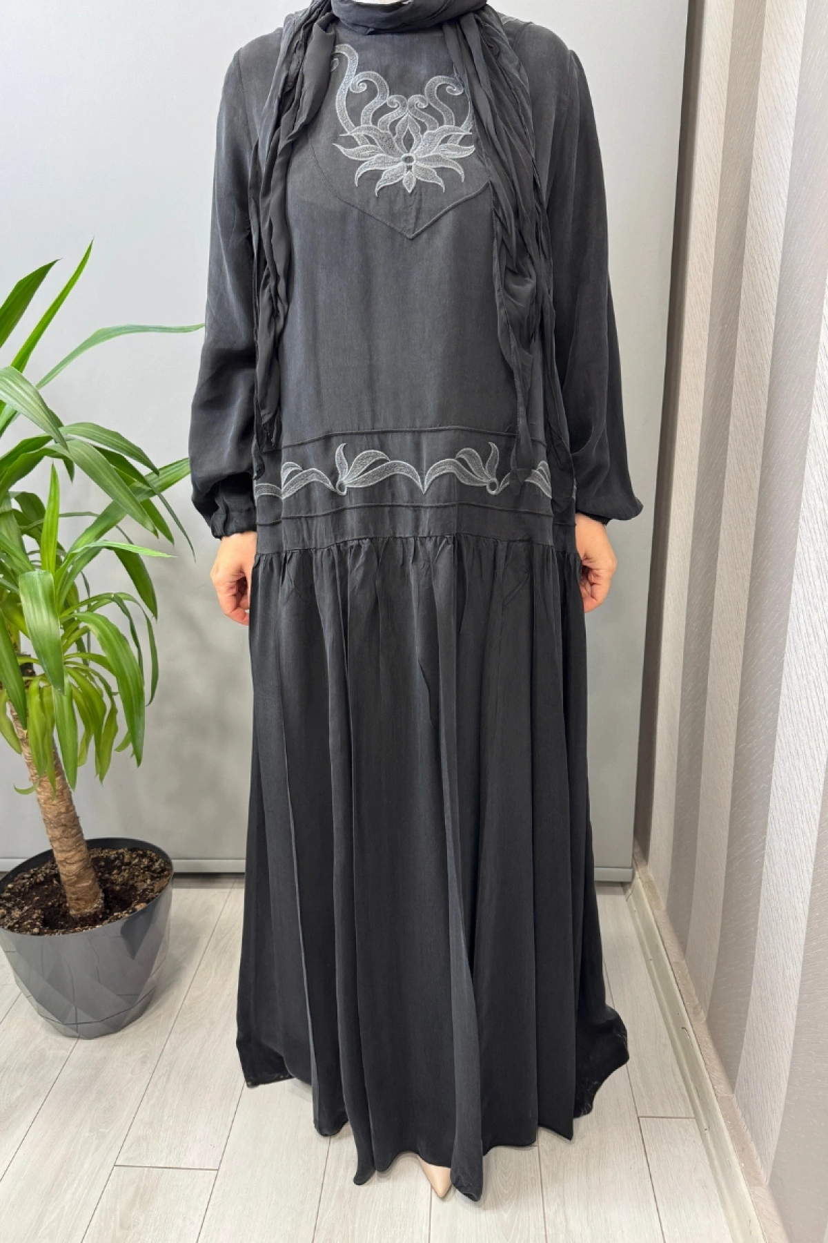 Misswhence Nakış ve Şal Detaylı Cupro İpek Elbise Siyah 39820