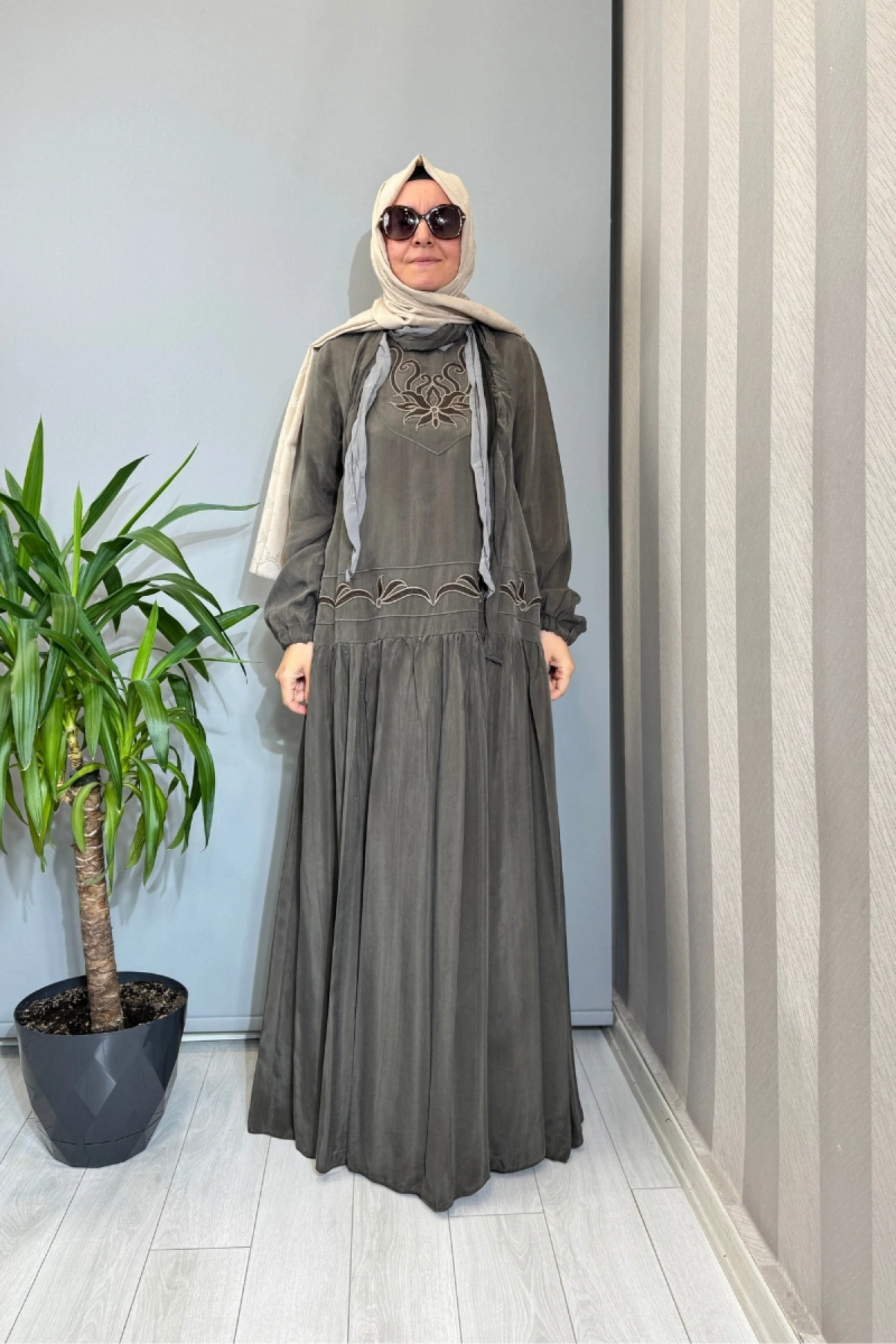 Misswhence Nakış ve Şal Detaylı Cupro İpek Elbise Haki 39820