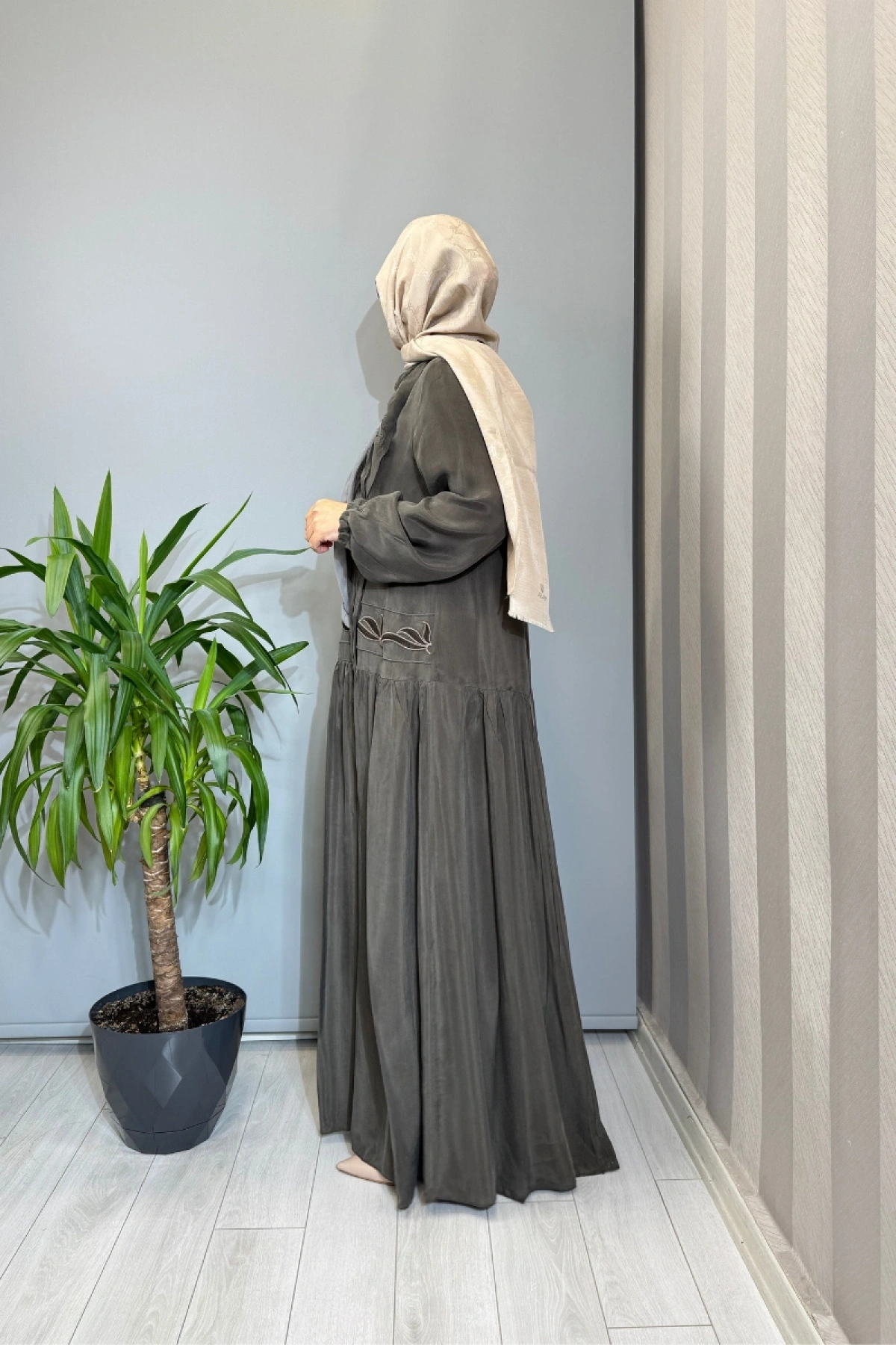 Misswhence Nakış ve Şal Detaylı Cupro İpek Elbise Haki 39820