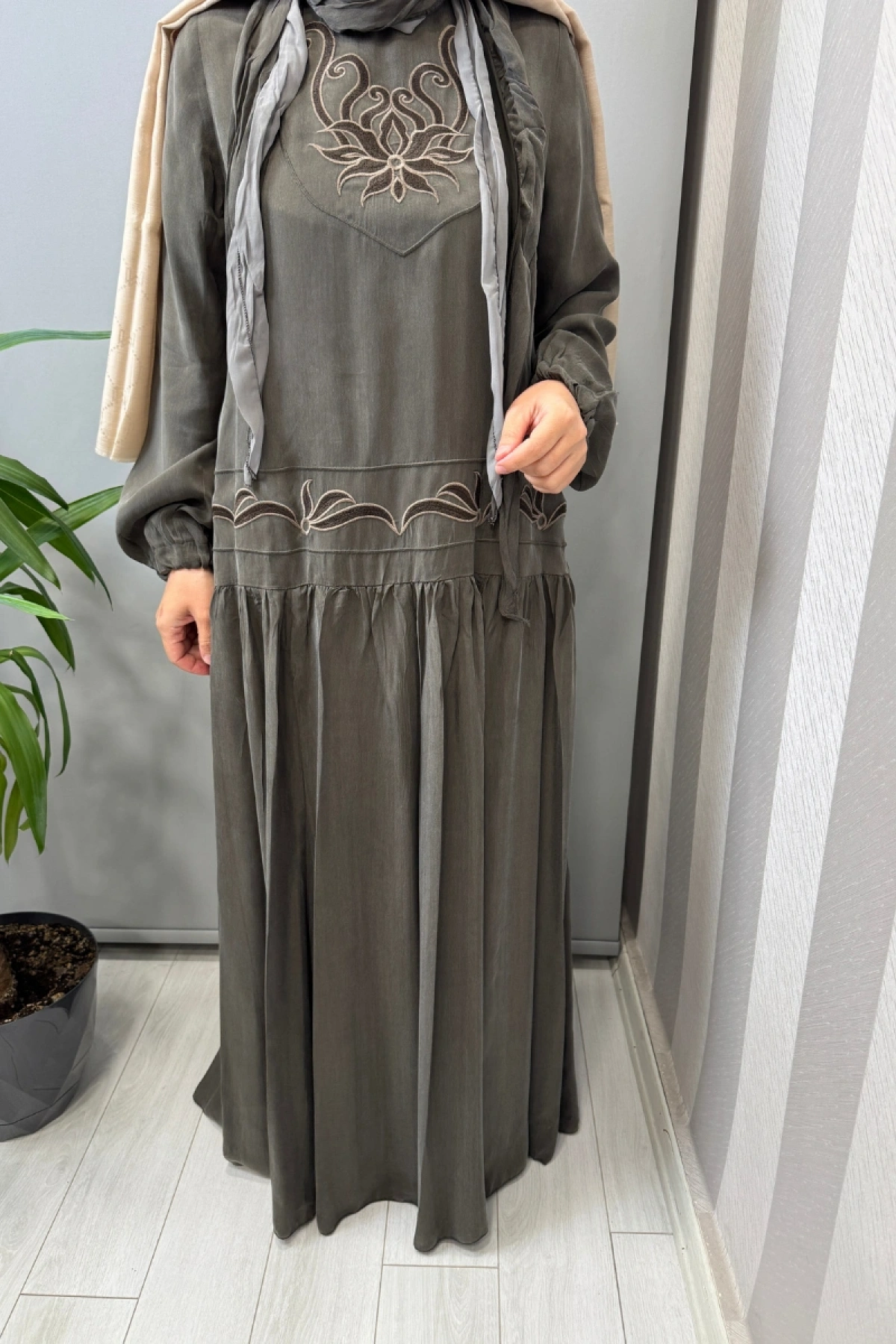 Misswhence Nakış ve Şal Detaylı Cupro İpek Elbise Haki 39820