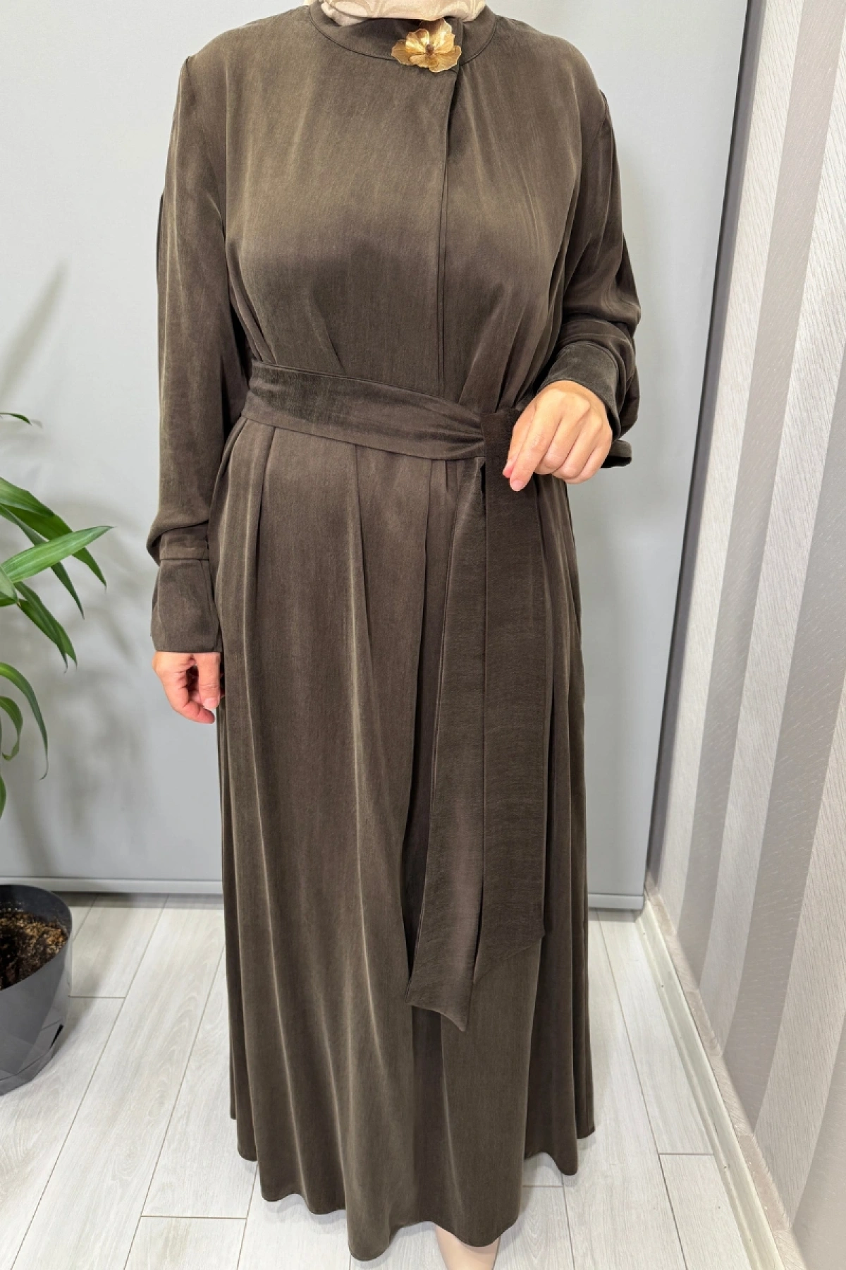 Clande Yaka Aksesuarlı İpek Cupro Elbise Kahve 5011