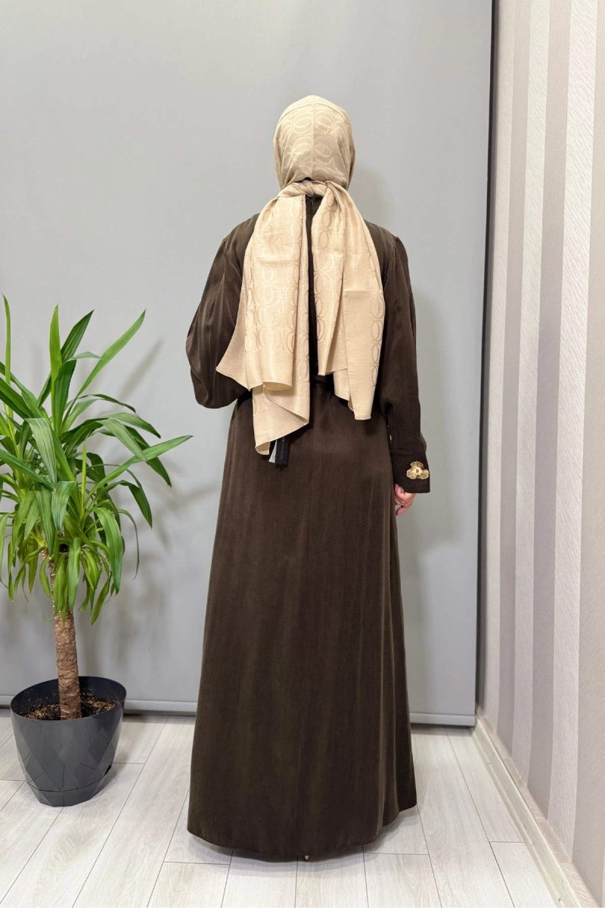 Clande Yaka Aksesuarlı İpek Cupro Elbise Kahve 5011