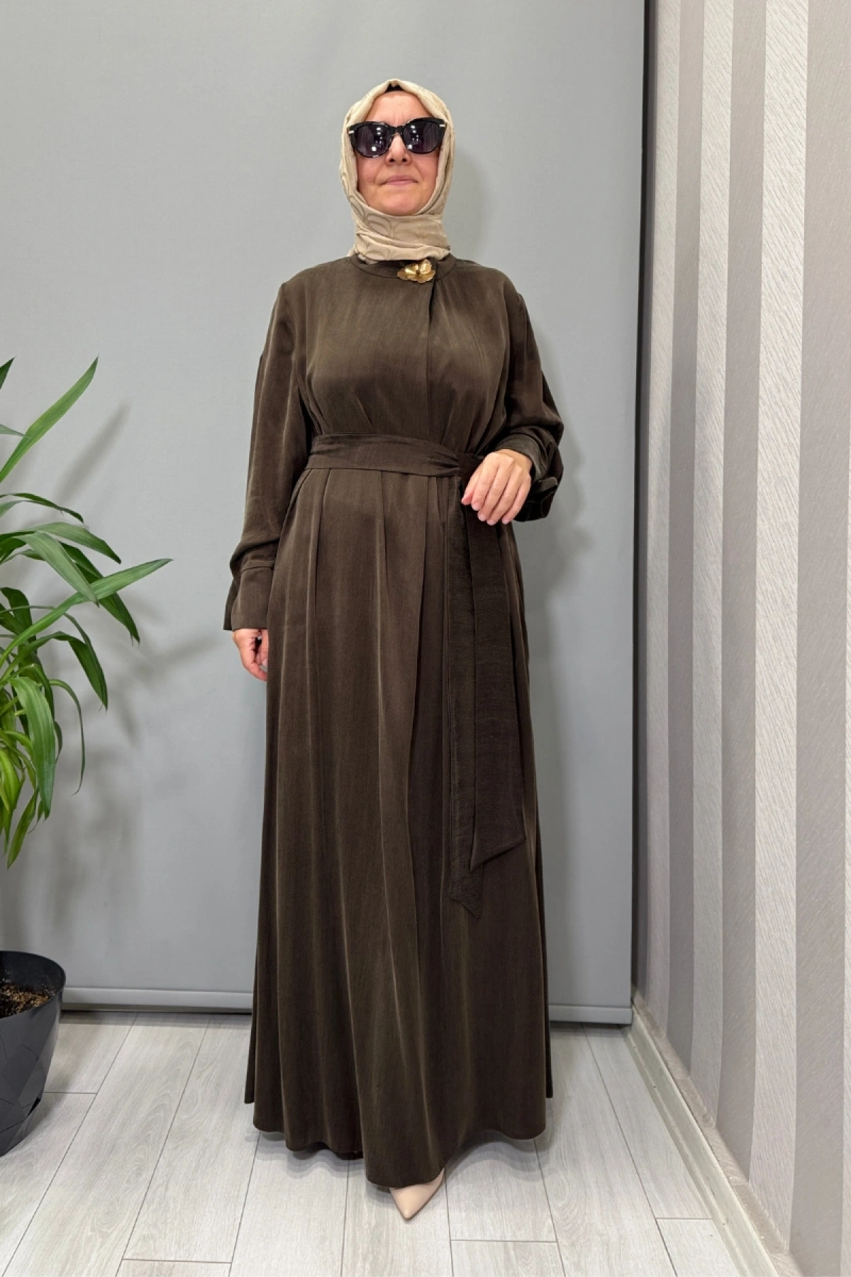 Clande Yaka Aksesuarlı İpek Cupro Elbise Kahve 5011