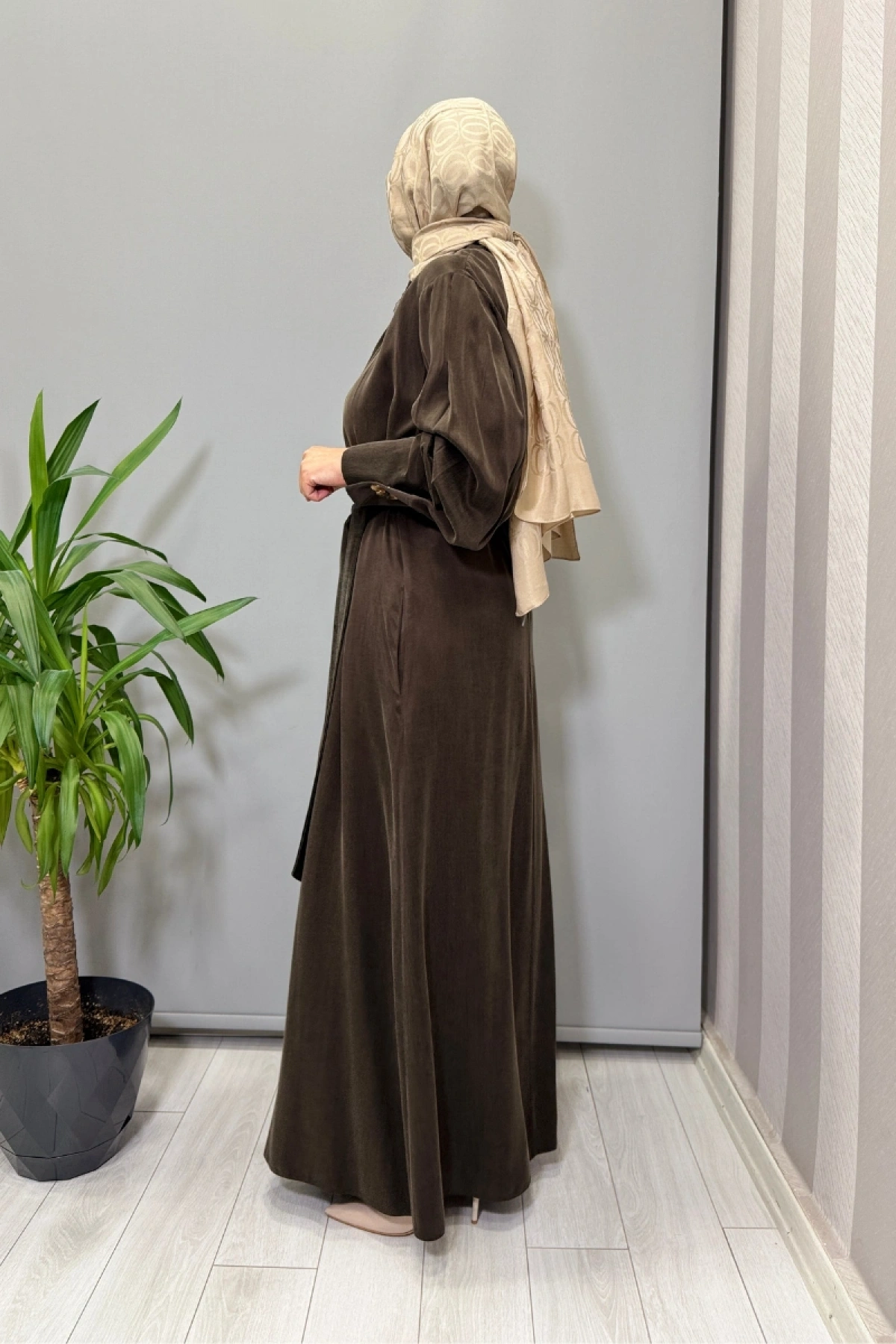 Clande Yaka Aksesuarlı İpek Cupro Elbise Kahve 5011