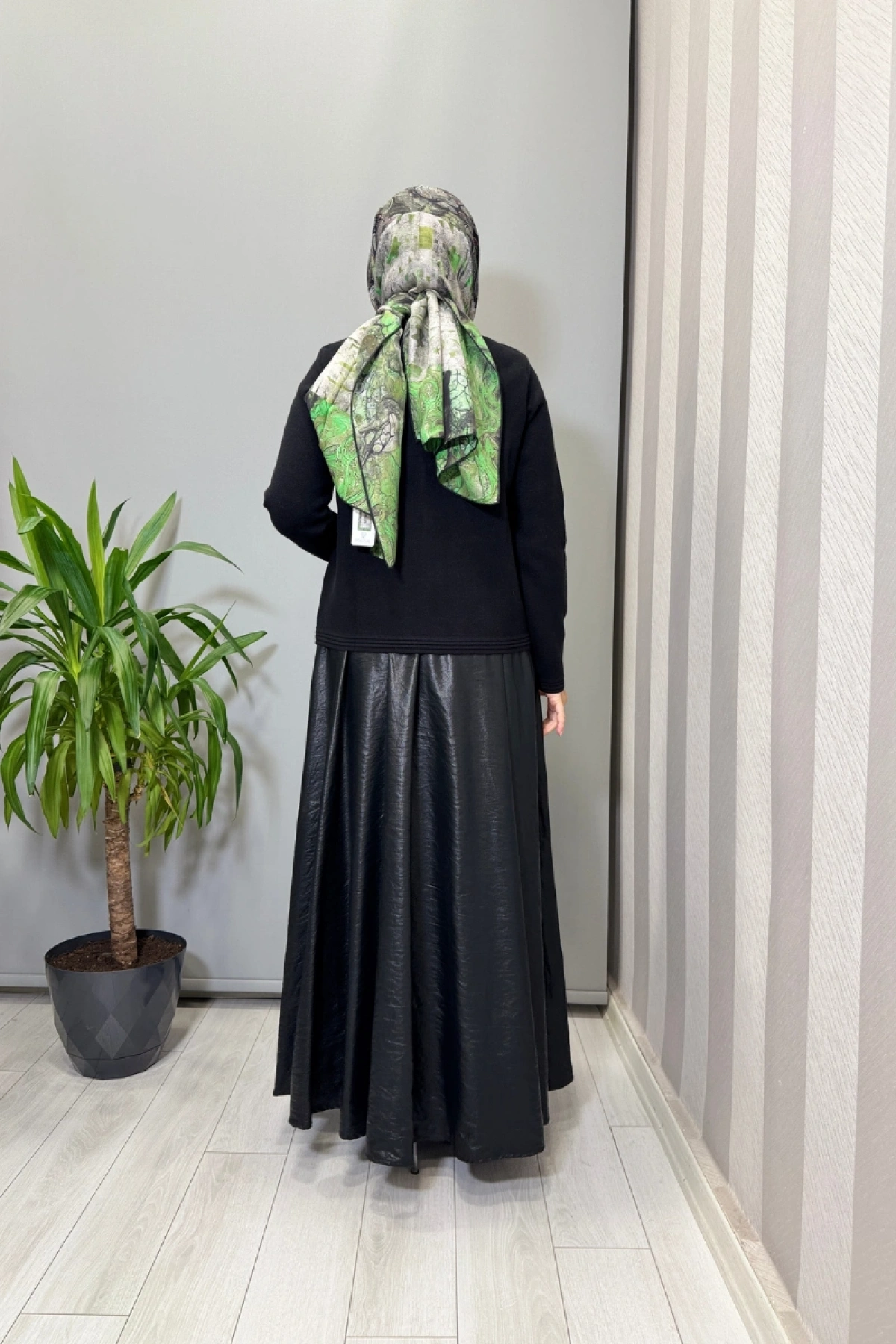 Ghisa Düğme Detaylı Kısa Hırka Siyah 26KOBHRK3078