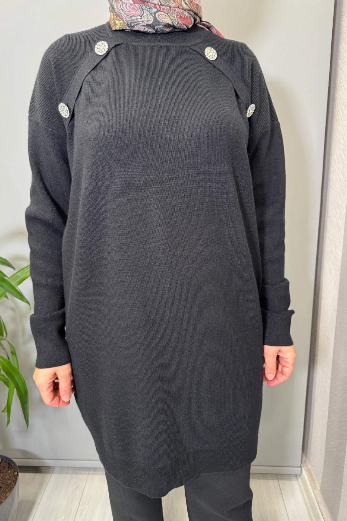 Ghisa Düğme Detaylı Triko Tunik Siyah 26KOBTNK4814