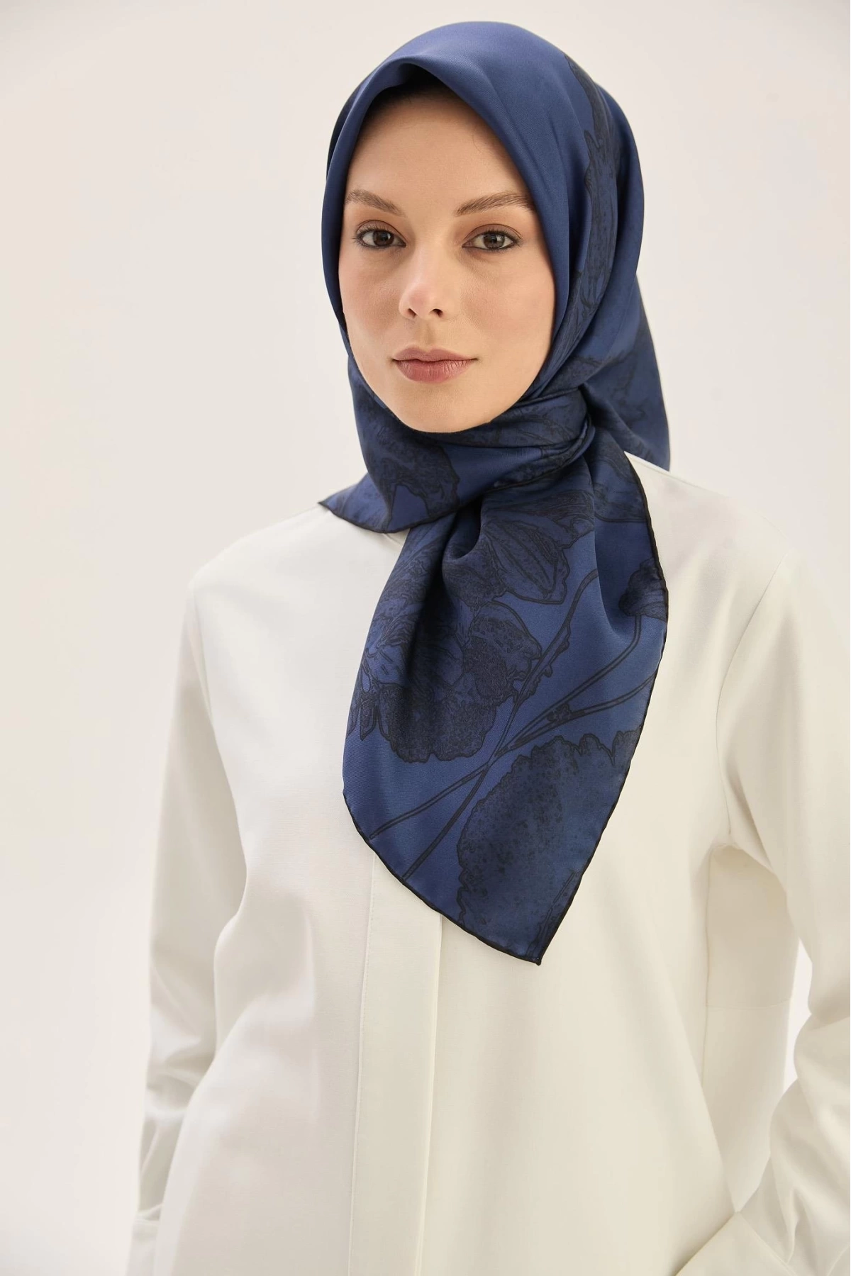 Maisa HALE TİVİL İPEK EŞARP 90*90 CM - GECE MAVİSİ