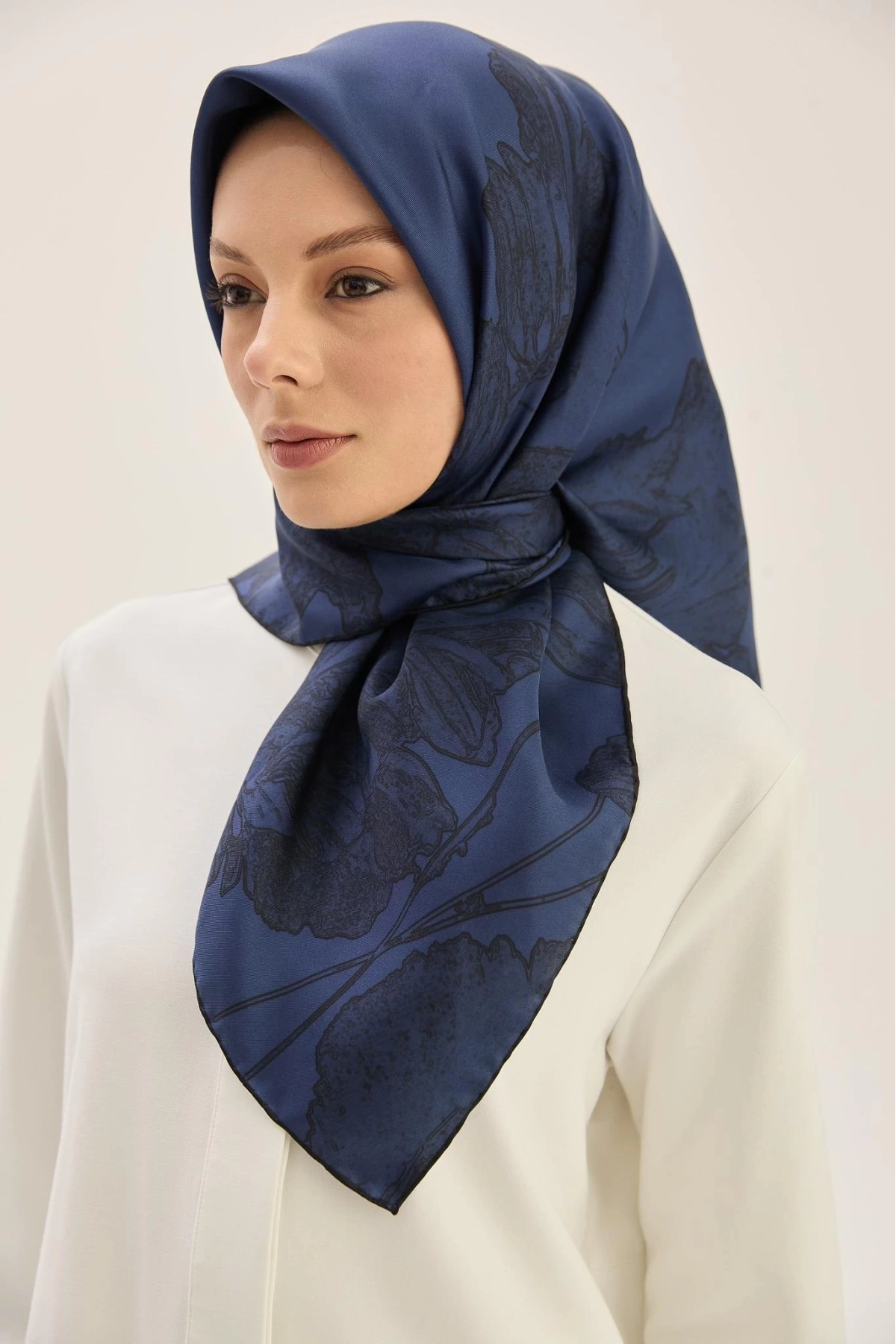 Maisa HALE TİVİL İPEK EŞARP 90*90 CM - GECE MAVİSİ