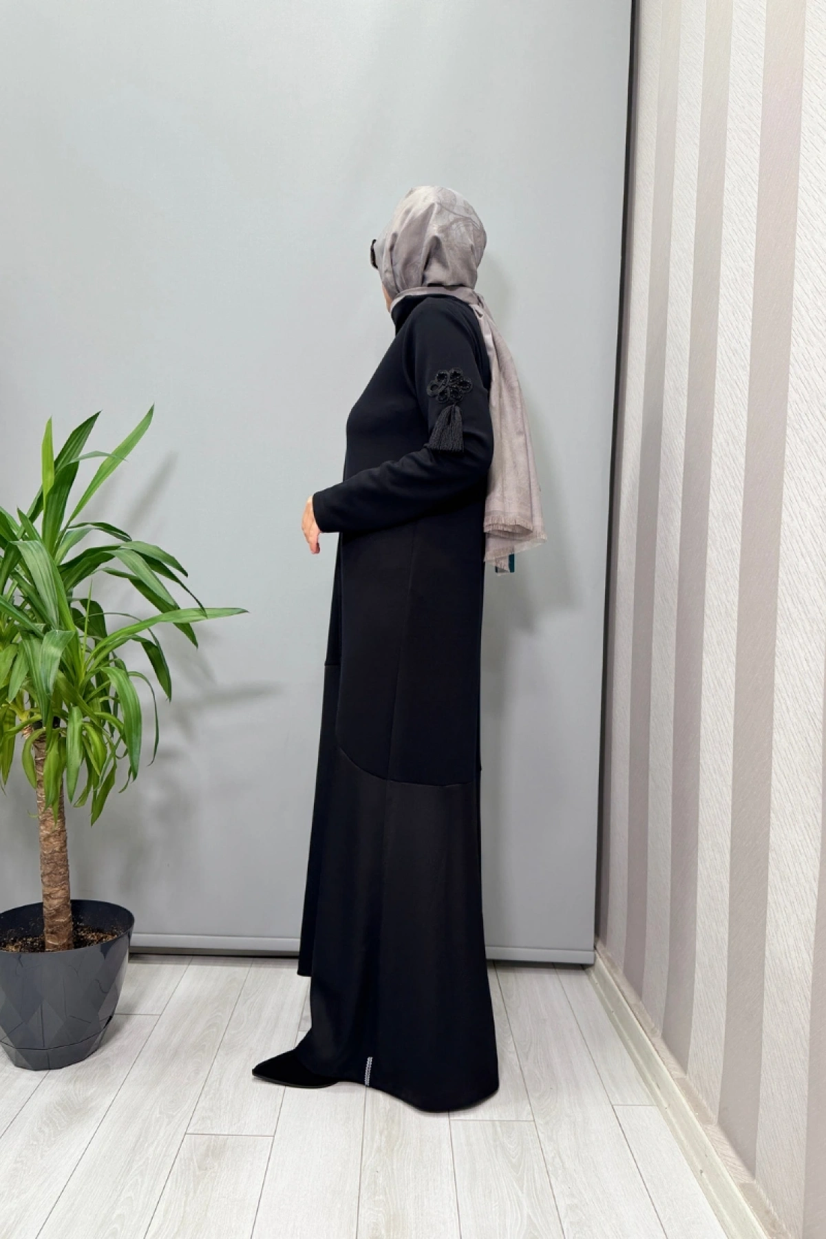 Mascara Dik Yaka Kollar Aksesuarlı Elbise Siyah 56MK5101