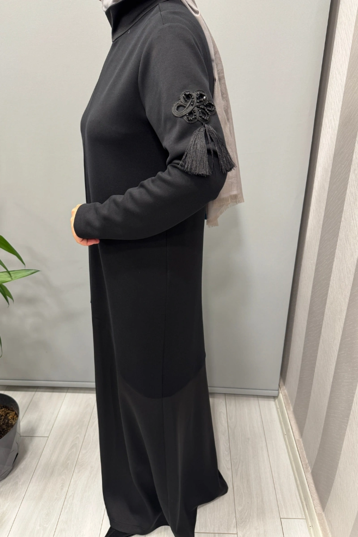 Mascara Dik Yaka Kollar Aksesuarlı Elbise Siyah 56MK5101