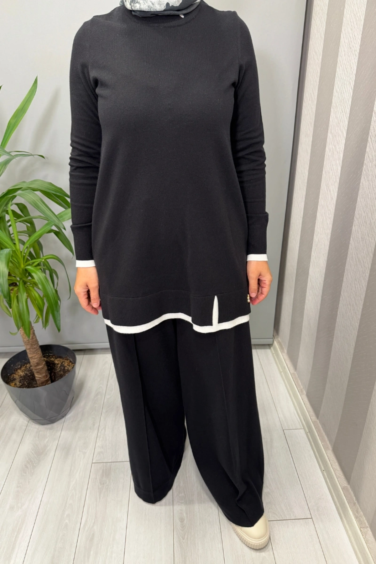 Miss Dalida Yakası Yırtmaçlı Triko Tunik Siyah T25PF-6002