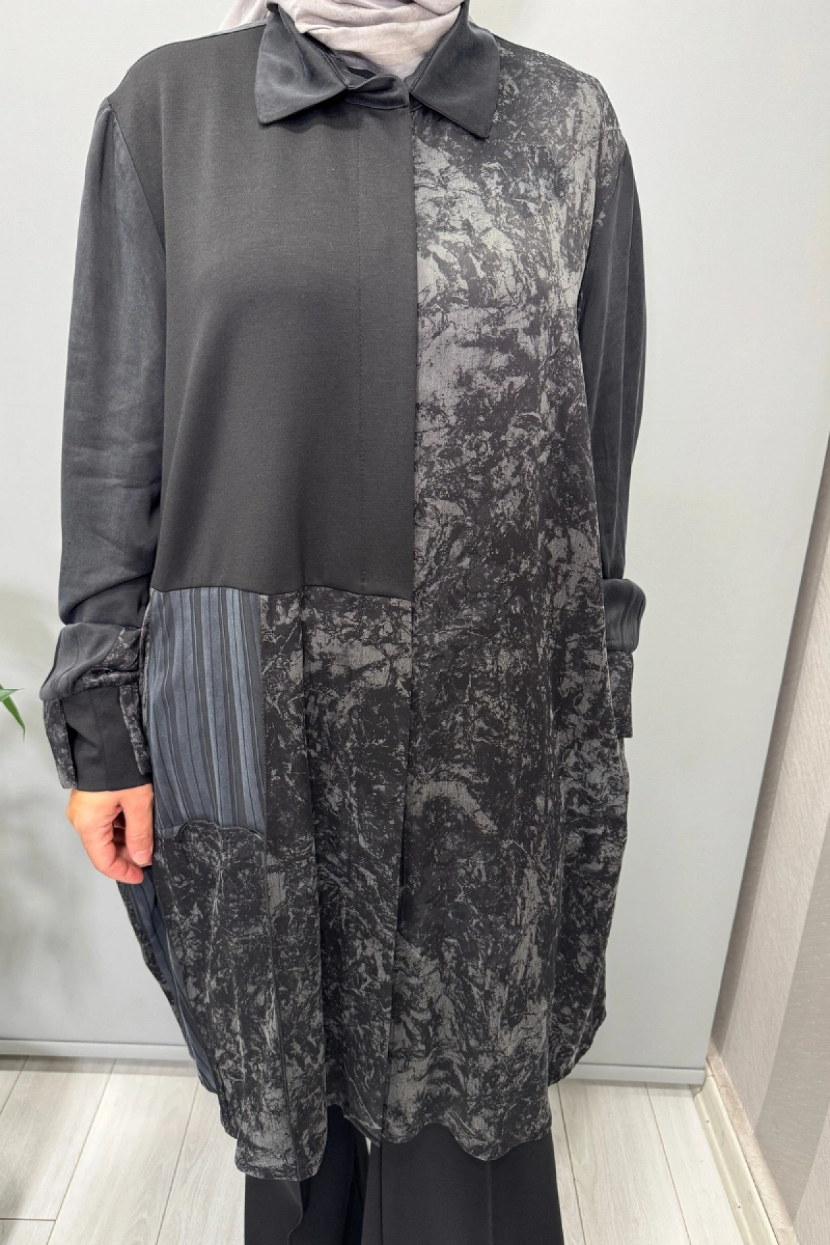 Misswhence Desenli Parça Detaylı İpek Gömlek Siyah 38303