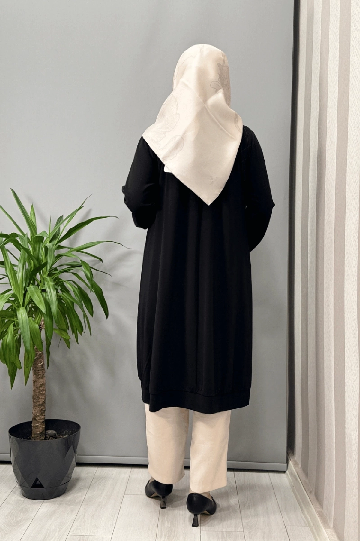 معطف/سترة Misswhence بغطاء رأس بسحاب من القطن الأسود 37415