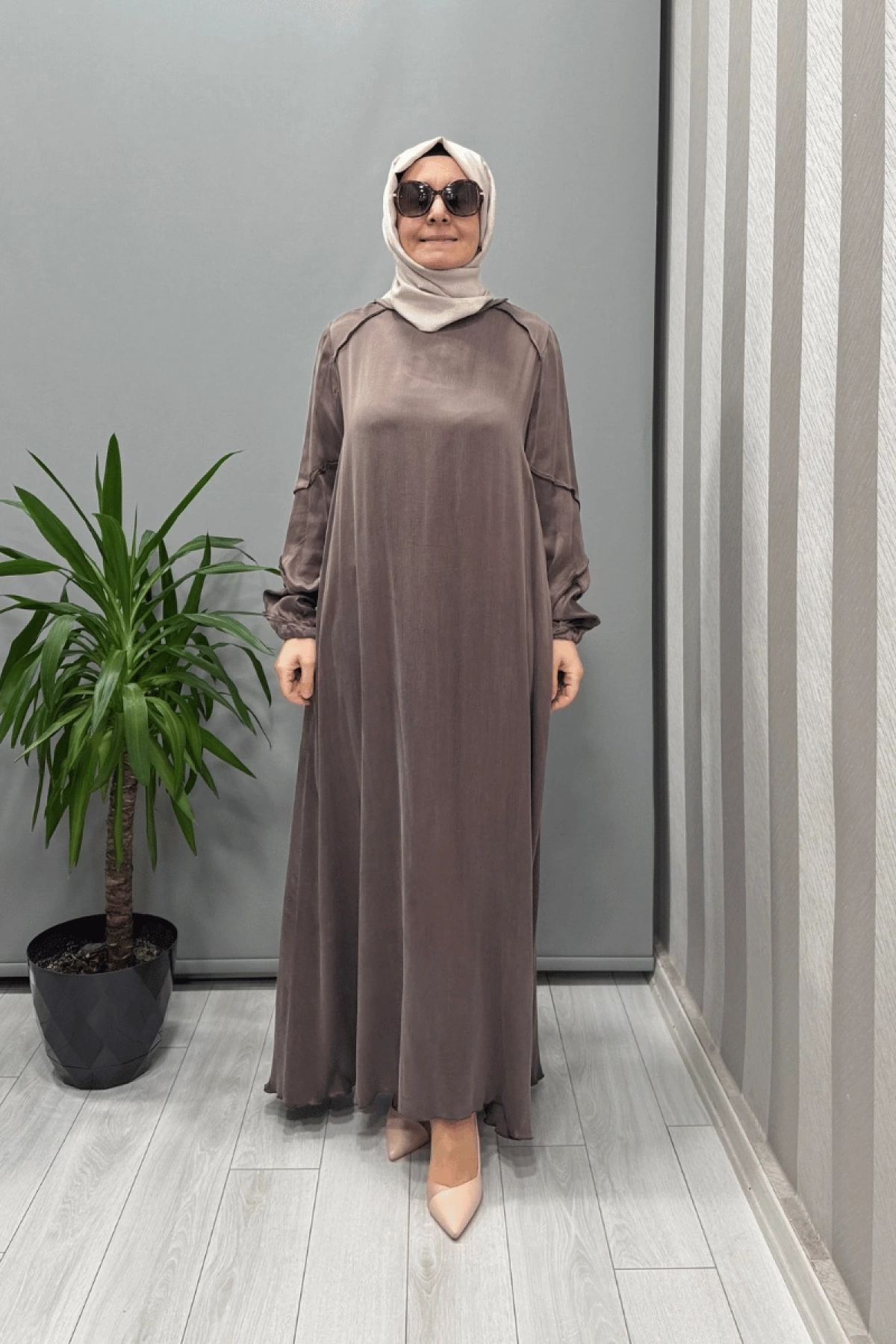 Misswhence فستان ساتان حريري مضلع بجيوب اللون البيج 37801