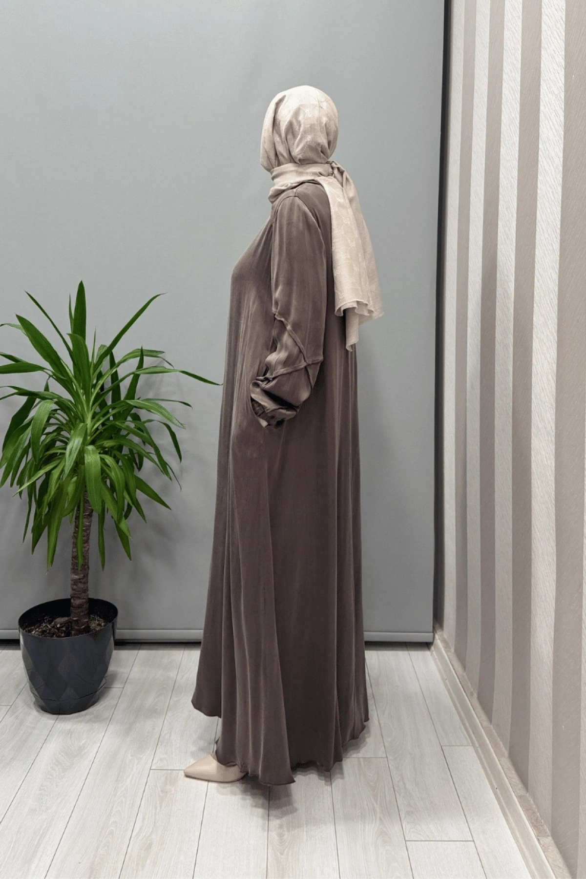 Misswhence فستان ساتان حريري مضلع بجيوب اللون البيج 37801