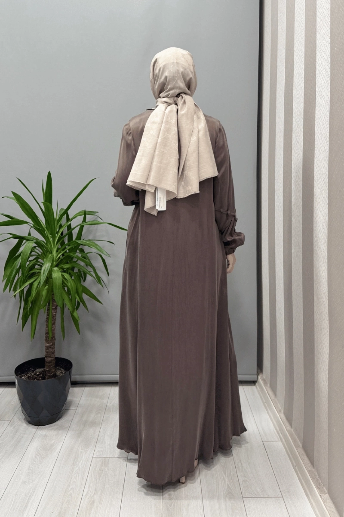 Misswhence فستان ساتان حريري مضلع بجيوب اللون البيج 37801