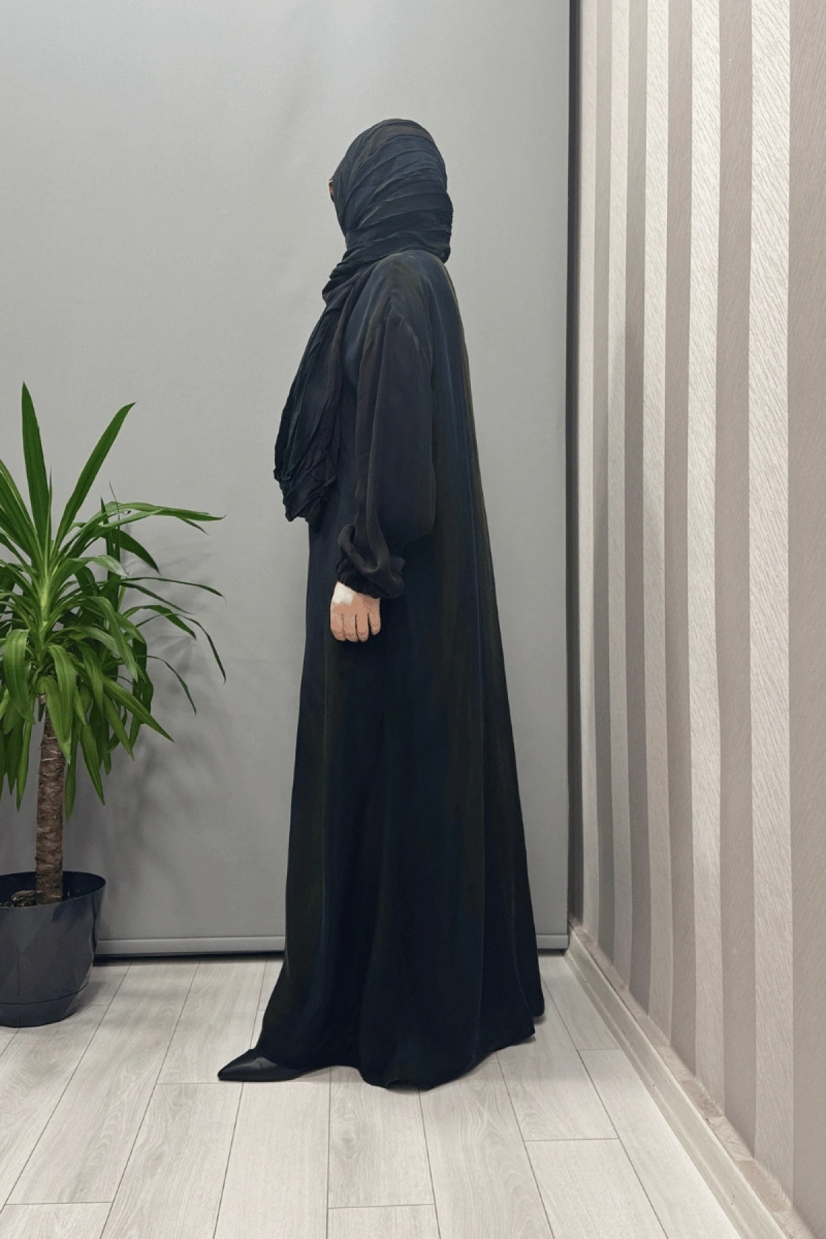 Misswhence Scarf Detailed Snap Fastener Cupra Silk Abaya Patterned Black 37514