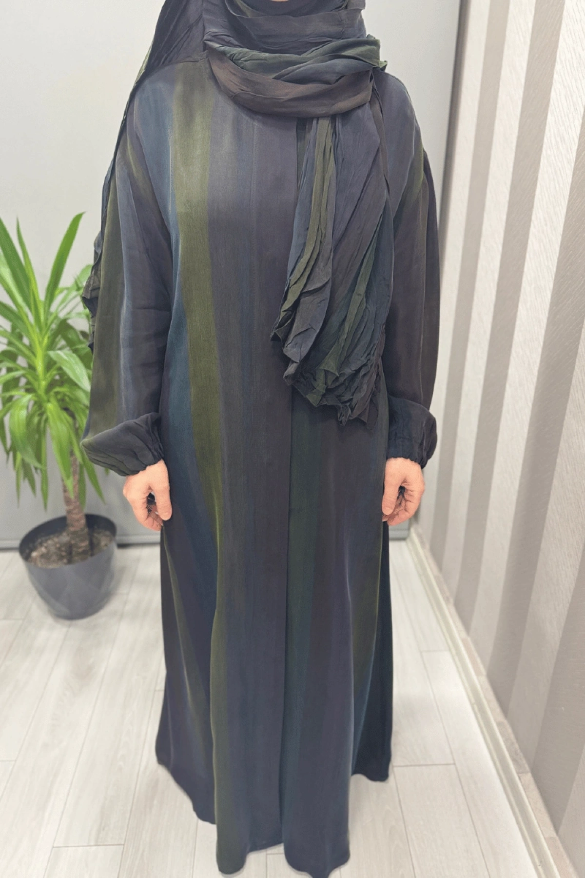 Misswhence Scarf Detailed Snap Fastener Cupra Silk Abaya Patterned Black 37514