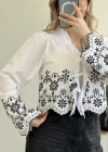 NAKIŞ DETAYLI BAĞLAMALI BLUZ