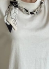YAKA İNCİLİ FULARLI T-SHIRT