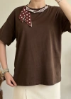 YAKA İNCİLİ FULARLI T-SHIRT