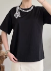 YAKA İNCİLİ FULARLI T-SHIRT