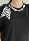 YAKA İNCİLİ FULARLI T-SHIRT