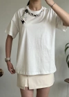 YAKA İNCİLİ FULARLI T-SHIRT