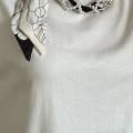 YAKA İNCİLİ FULARLI T-SHIRT