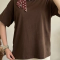 YAKA İNCİLİ FULARLI T-SHIRT