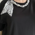 YAKA İNCİLİ FULARLI T-SHIRT