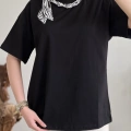 YAKA İNCİLİ FULARLI T-SHIRT